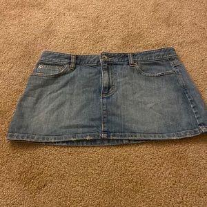 Calvin Klein denim skirt with pockets. Size 31.